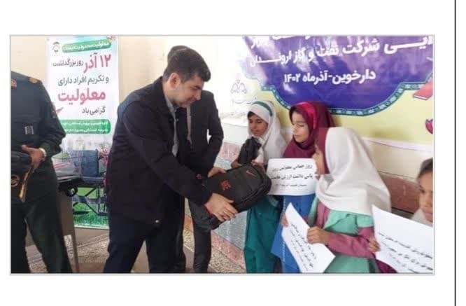 توزیع بسته های نوشت افزار توسط شركت نفت و گاز اروندان به دانش آموزان شهر دارخوین