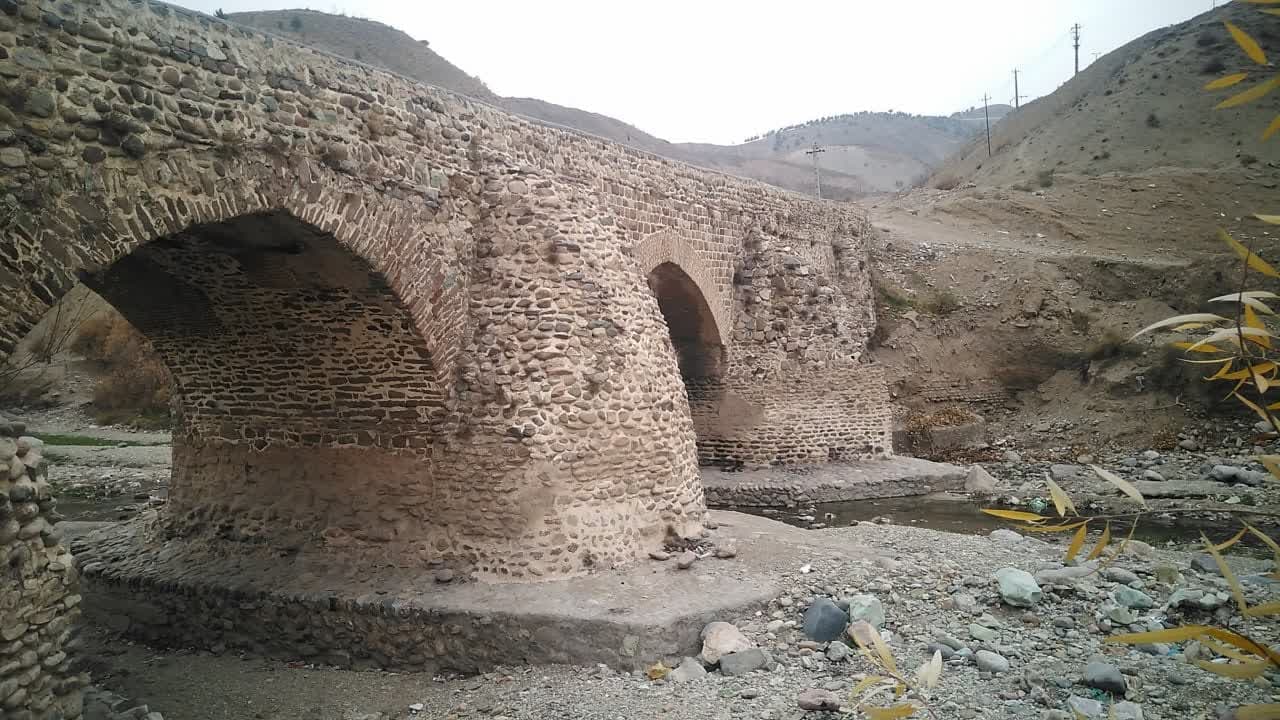 از عبور ماشین‌های سنگین باربری بر عرشه پل جاجرود تا استفاده از سنگ‌ها برای ساخت دیوار باغ